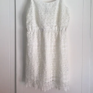 Vit klänning till student eller sommar - Hade denna söta spetsklänning på min student, nu ska den vidare och glädja någon annans stora dag! 🌸