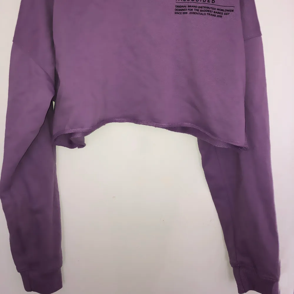 Pastell lila , Ny Sick!  skön sweatshirt. Passar till allt, både mörka och ljusa byxer💜. Köptes för:399kr, säljs p.g.a använt max 2 gånger. Sickas nytvättad utan skador på plagget💜 . Toppar.