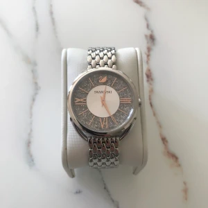 Swarovski klocka  - Swarovski klocka med kristaller! Oanvändbar 