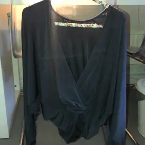 Glittrig blouse v-ringad i polyester från nelly