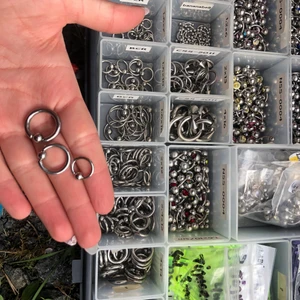 Örhängen -töjningsmycken  - BCR töjnings smycken av Laboro. Finns i många stolekar. De är i tåstfritt stål och olika modeller. Modeller som ringar och hästskor. 