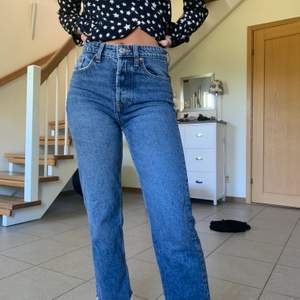 Jeans med hög midja och slitna detaljer från Zara. Endast använda en gång. Storlek 34. Köpare står för frakt.💖