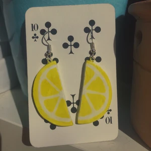 egengjorda citronörhängen  - Egengjorda citronörhängen av lera! Är supersöta och kommer passa helt underbart till sommaren:)) Frakten är redan inräknad i priset🍋🍋