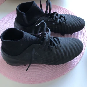 Nike - Svarta fotbollsskor knappt använda säljes till högstbjudande senast 3/6 hämtas i Växjö