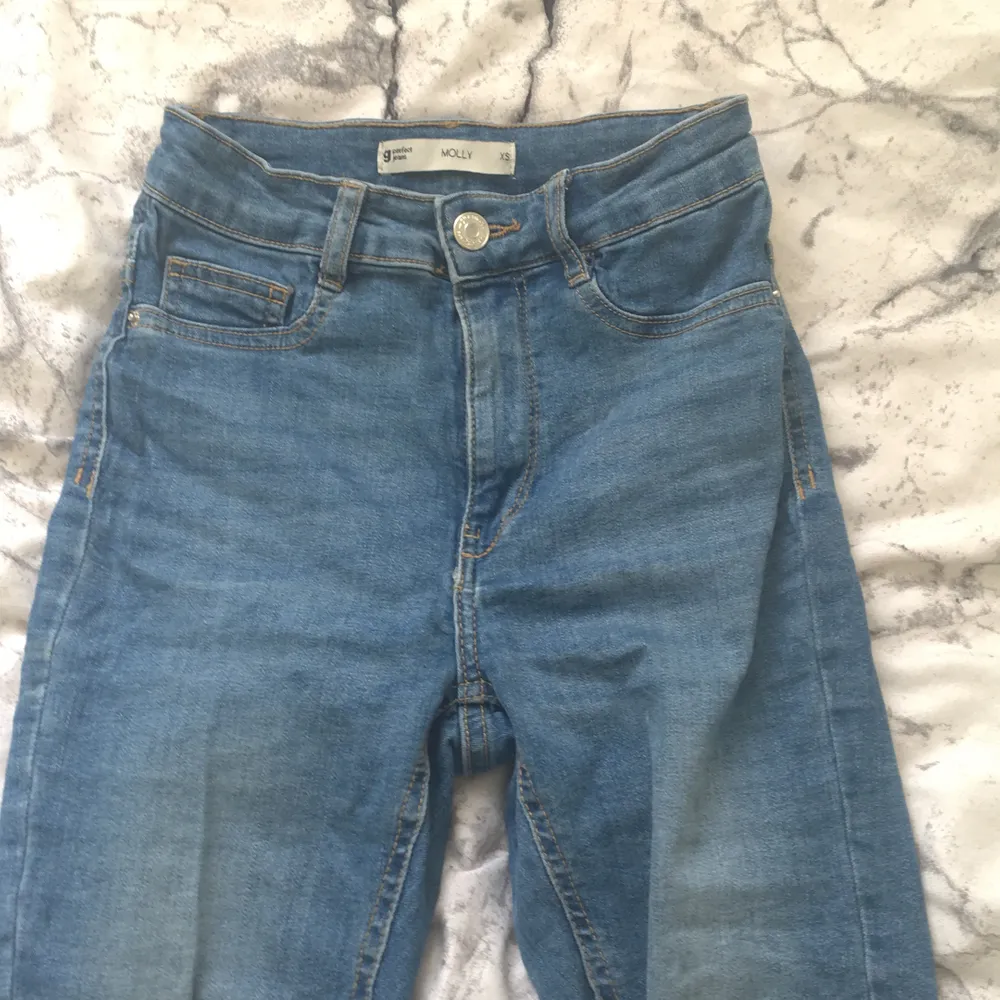 Dessa Molly jeans (från Gina såklart) har en tuff slitning på högra knät!✨💕 Ascoolt nu till sommaren. Säljer då de aldrig kommer till andväning! KATT OCH HUND FINNS I HEMMET!! Sitter tight och snyggt!💕 Ibland åker dragkedjan ner..🤗✨. Jeans & Byxor.