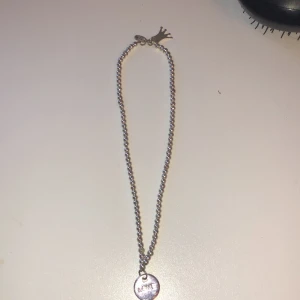 Halsband - Säljer detta fina halsband, i äkta silver som jag it kommer ihåg märket på. Köpt i USA. 