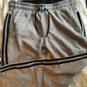 Adidas mjukisbyxor  - Fina mjukisbyxor från adidas, fint skick och jättemysiga men säljer pga fel storlek.  De är i storlek M. Resårband och knytning i midjan. Mittemellan låg och högmidjade, 73 cm i innerbenslängd. 170 kr om man kan mötas i Gbg annars 230 kr med frakt🖤🤍