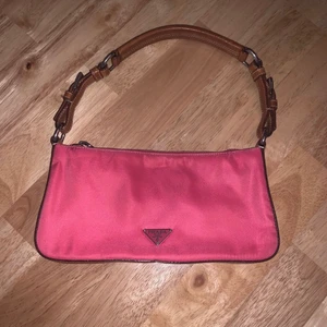  PRADA tessuto väska 100% äkta!  - Mycket unik (OCH ÄKTA) PRADA tessuto väska i nylon och läder. Ca 2008. Mycket bra skick. Äkthetsintyg plus dustbag från internationella auktionshuset Vestiaire collectives medföljer. Nypris ca 13-15000