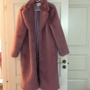 Faux fur coat  - Wanna look boujee!? Då är den här för dig! Aéryne jacka som har bara använts en gång, i väldig god skick. Köparen står för frakten. 