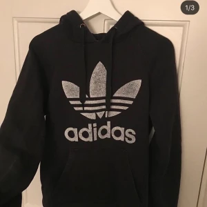Adidas hoodie  - Adidas hoodie I storlek S, väldigt sprucken i texten därav priset 99kr inkl frakten
