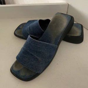 Jeans sandaler - Säljer dessa supersöta skor, själva sulan är supereliten som man ser på bilderna men de är endast jeansdetaöjen som syns när man har på sig dem, frakt: 66kr hör av dig om du är intresserad 💓💓