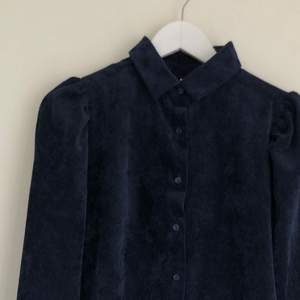 En asfin marinblå manschetter skjorta från Nelly. Jag köpte den för ett halv år sen men den är inte riktigt min stil så tänkte sälja vidare den för ett bra pris. Den är i storlek 36 och är i superbra skick då jag har bara använt den en gång!
