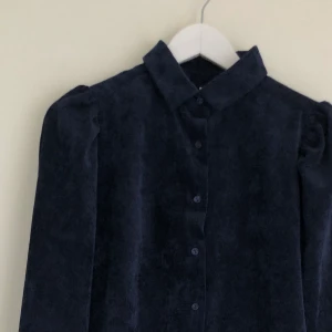 Manchester skjorta - En asfin marinblå manschetter skjorta från Nelly. Jag köpte den för ett halv år sen men den är inte riktigt min stil så tänkte sälja vidare den för ett bra pris. Den är i storlek 36 och är i superbra skick då jag har bara använt den en gång!