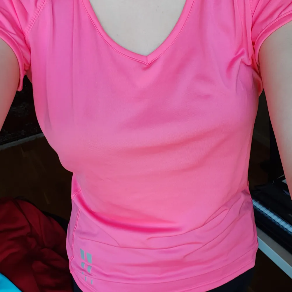 Neon rosa (bild 2). Knappt använd men väldigt fin neckline (V) och färg. 100 kr inklusive frakt . T-shirts.
