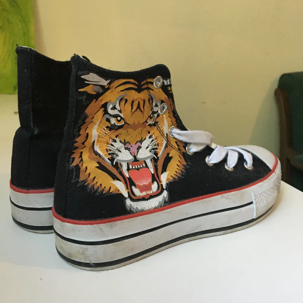 Skit snygga converse liknande tyg skor med platå i tiger på sidan. . Skor.