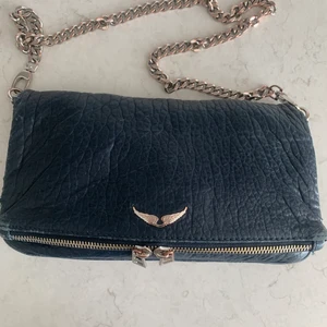 Zadig & Voltaire väska - Säljer min älskade Zadig väska! I ett använt skick skriv privat för mer information. Buda!