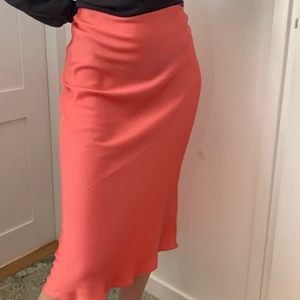 Sidenkjol - Supertrendig sidenkjol i en lite mörkare peach rosa färg. Helt perfekt till sommaren!
