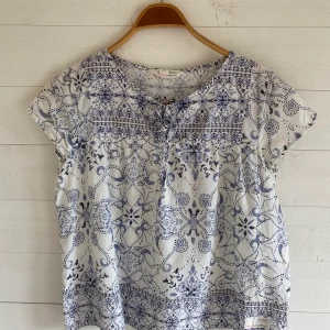 Odd Molly blus - En Odd Molly-blus med blått mönster. Bra/mycket bra skick! Originalpris: 1 195 kr. Plagget är gjort av tyg med 100% bomull.