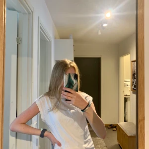 Vit T-shirt med krage  - Säljer denna skittuffa vita t-shirt, endast testad. Så snygg!!!