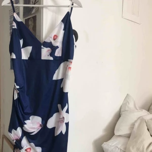  - Jättefin klänning i mörkblått me vita blommor! 🦋 såå fin!! köpte nyss men passade inte riktigt mig tyvärr så får gå vidare! 