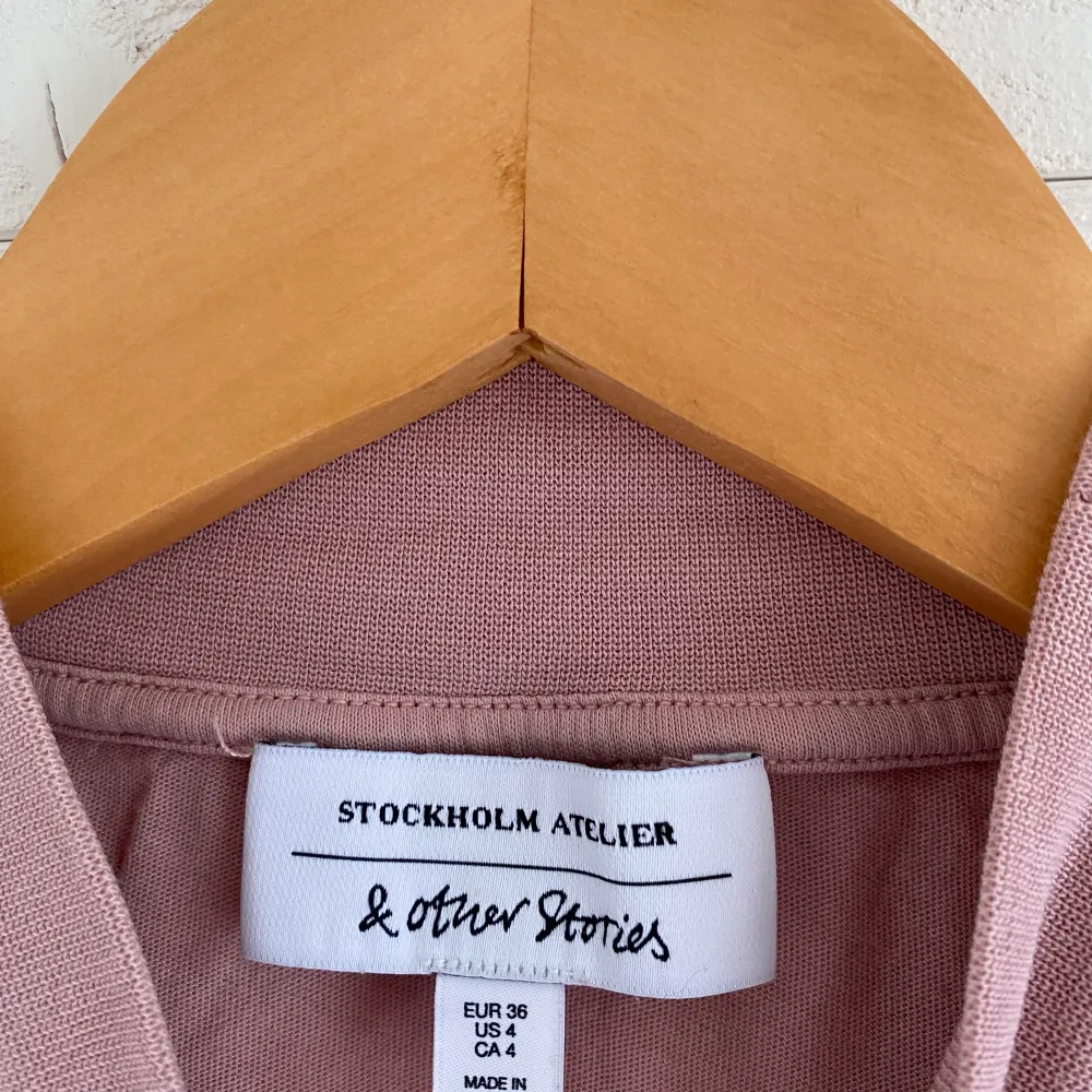 En t-shirt från & Other Stories i en rosa/mauve ton. Har en turtle neck-krage. Originalpris: 300 kr. T-shirts.