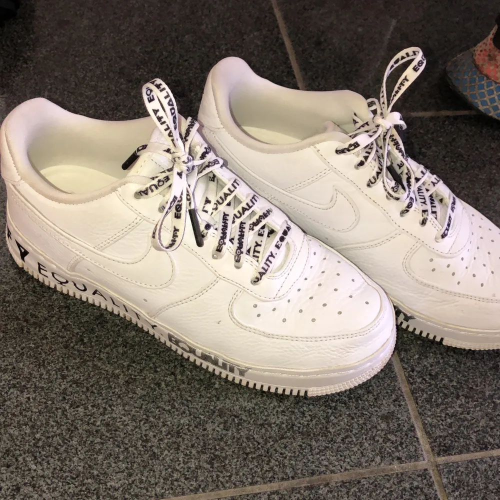 Tänkte kolla om någon var intresserad av mina Nike air force 1 som jag köpte i New York för ungefär 1 år sedan. Dom är i ett väldigt fint skick då dom endast är använda några fåtal gånger. Medföljer andra snören oxå. Skriv vid frågor eller fler bilder!!. Skor.