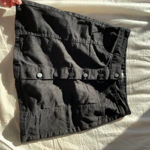 Kjol från Gina  - Kjol som är köpt här på pick materialet är jeans, tyvärr passade den inte mig men den är i jättefint skick. Förra ägaren har bra provat den och det är samma för mig så den är som ny. Frakt tillkommer 