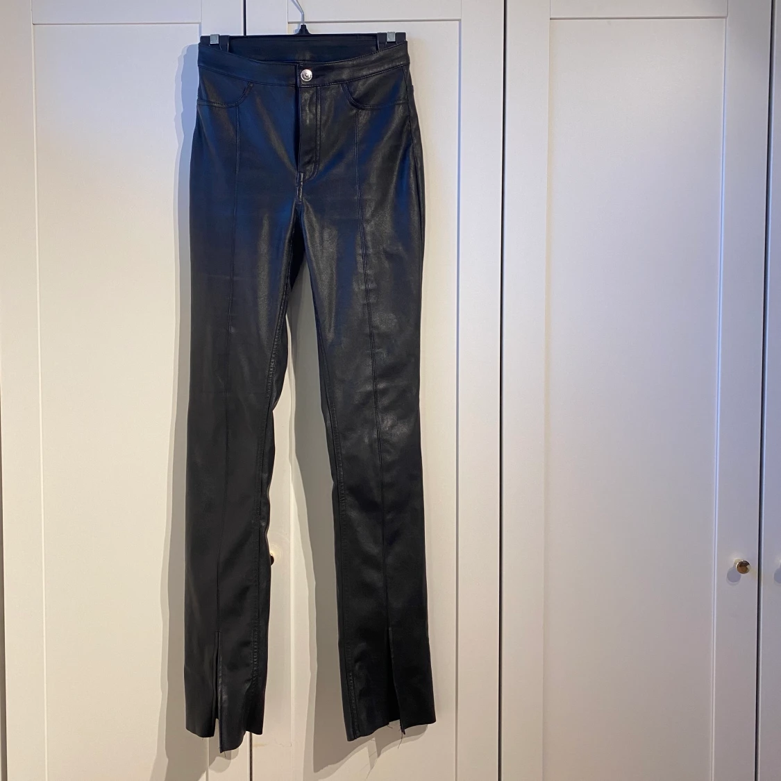 Skinbyxor med slits - 91