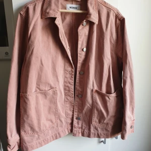 Jeansjacka storlek M - Jeansjacka från weekday i storlek m, lite oversize/boxig i modellen. Har endast använt denna ett fåtal gånger. Frakt tillkommer 