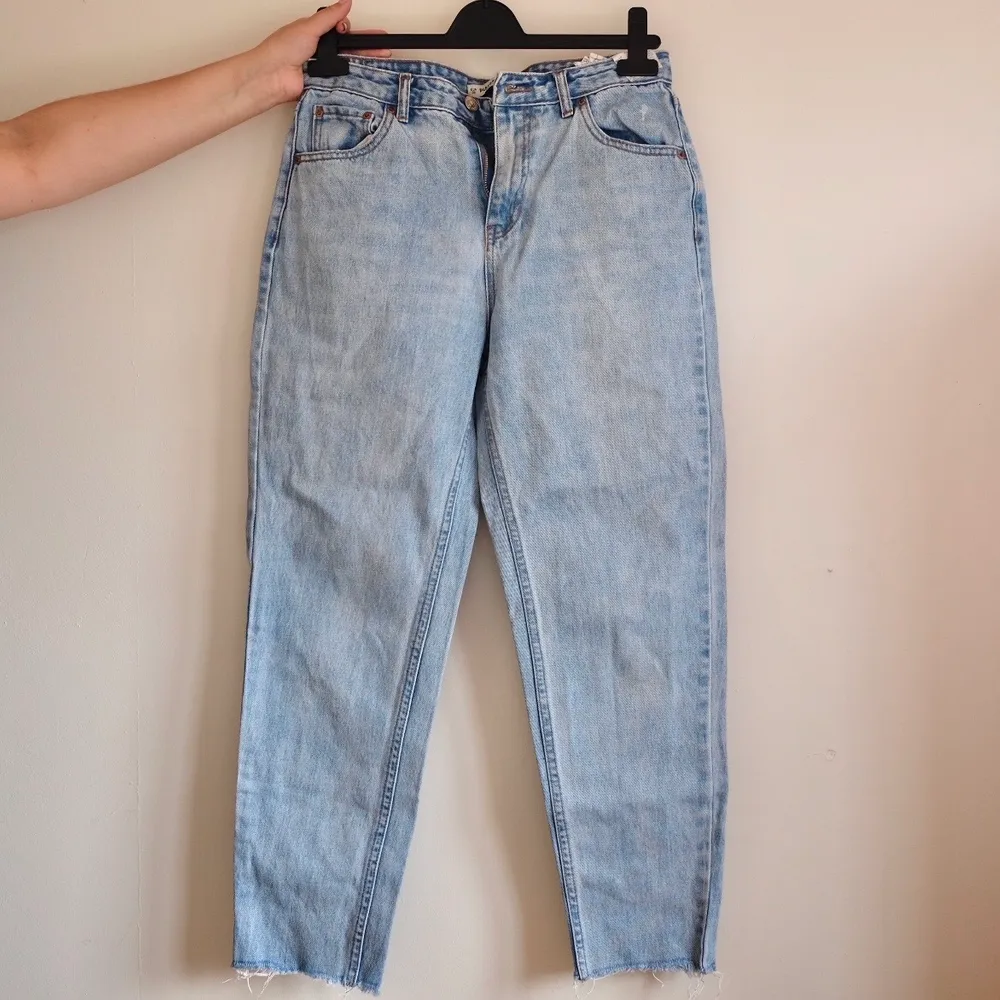 Blåa momjeans från Pull&Bear 😍 frakt på 59kr tillkommer. . Jeans & Byxor.
