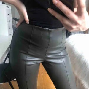  - Skitsnygga olivgröna skinnbyxor(fejk). Använda 1 gång så dom är i nyskick. Liten i storleken, är mer som xs/s. Frakt tillkommer☺️