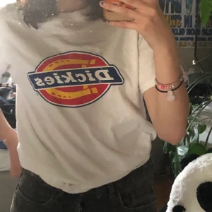 vit dickies tröja - en vit dickies tröja köpt på urban outfitters 