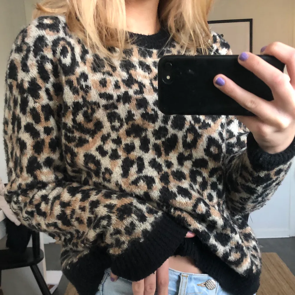 En varm stickad tröja med leopard mönster, skit cool 😁 Köptes för 400 säljes för 170, köparen betalar för frakt 💜 HÖGSTA BUD 185kr. Stickat.