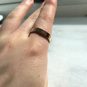 Superfin Calvin klein ring! Nyskick och i en fin ridguld färg! Den är den perfekta accessoaren!