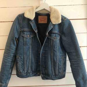 Superfin trucker jacket från Levis. Köpt för 800kr i Milano 2018, men säljer pga för liten. 💓