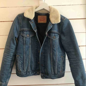 Levis jacka - Superfin trucker jacket från Levis. Köpt för 800kr i Milano 2018, men säljer pga för liten. 💓
