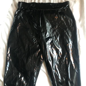 Lackbyxor - Svarta lackbyxor. Sitter lite som leggings, alltså väldigt omsittande. Går klä upp till mycket. Säljer då jag inte använder dem. Frakt: 60 kr