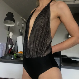 Body - Snygg body som man själv knyter runt halsen. Passar även bra som baddräkt.