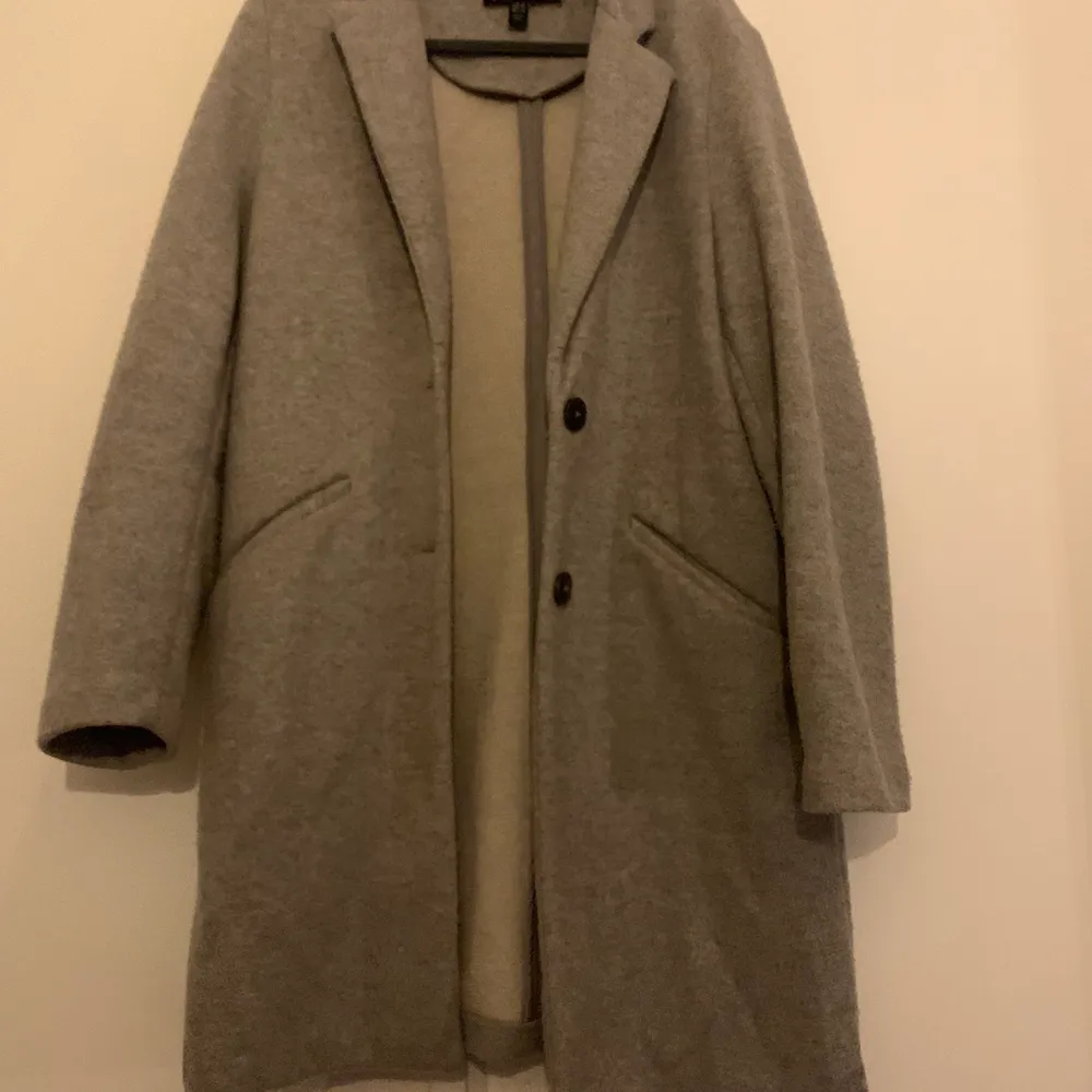 Säljer denna gråa kappa från Zara då den inte längre kommer till användning. 200kr + 63kr frakt❤️. Jackor.
