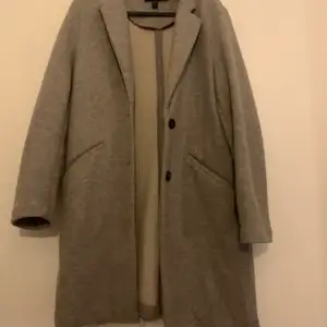 Säljer denna gråa kappa från Zara då den inte längre kommer till användning. 200kr + 63kr frakt❤️