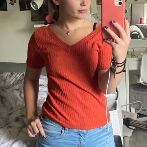 V-ringad Orange Ribbad t shirt - Sitter bra på mig som kan bära xxs/xs/s, i bra skick då den inte är anända många gånger, har inte kvar någon lapp men tror den är från Gina tricot eller bikbok, frakten ingår