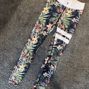 Träningstights - Snygga träningstights från Stronger - Vietnam Collection 🖤 Endast använda ett fåtal gånger. Tyvärr har sömmen släppt lite på ett ställe 1-2 cm, se bild. Gratis frakt 