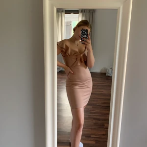 Klänning från Nelly, strl XS - Jättefin rosa klänning från Nelly! Använd endast en gång. Säljes på grund av att jag inte använder den! Köparen står för frakt 63kr!