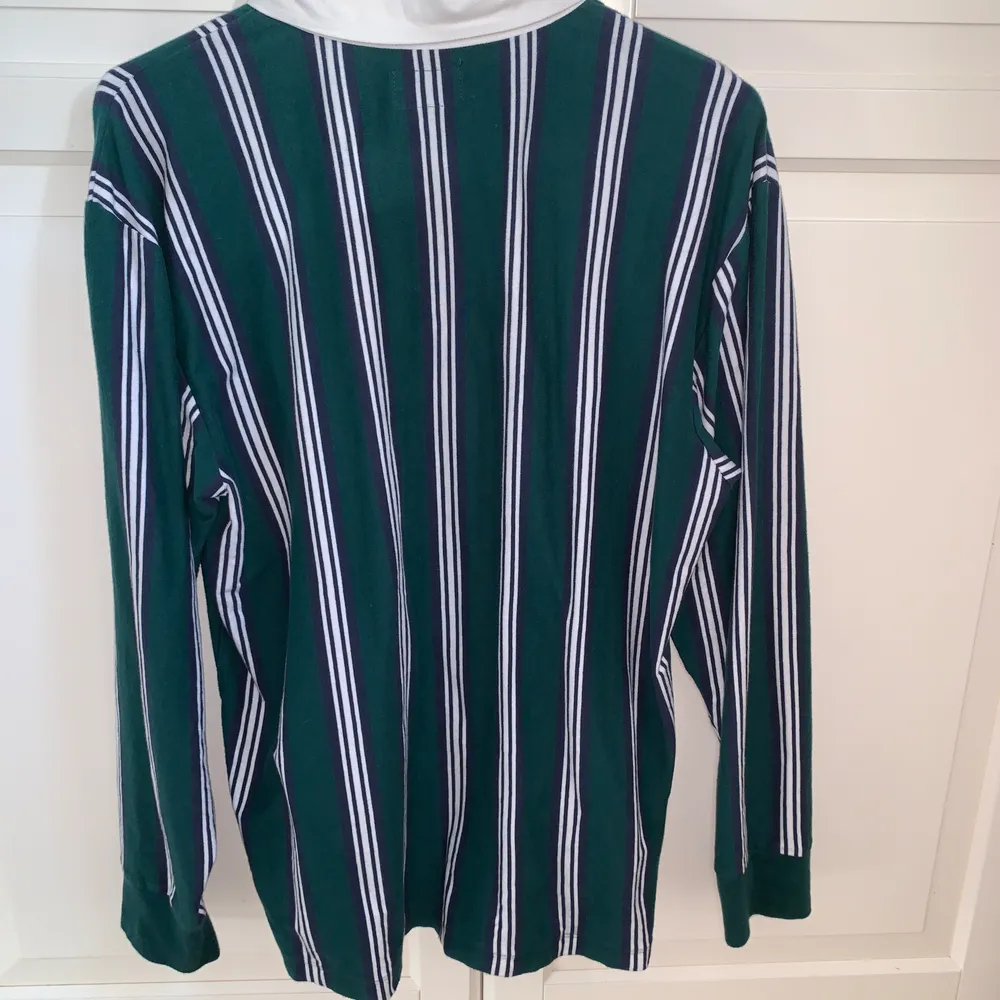 Riktigt snygg tröja ifrån Obey som knappt är använd i storlek M!!🤩 säljer för att den inte är min stil längre, men den är nästan som ny och har inga fläckar eller hål. Den är ganska oversized men riktigt snygg✨ Frakt tillkommer på 66kr😊. Tröjor & Koftor.
