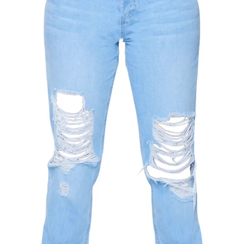 Ripped jeans aldrig använt och med prislappen fortfarande på!!!. Jeans & Byxor.