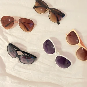 Säljer solglasögon)) - Se fler bilder i min profil)) pris gäller st. Svarta solglasögon, kontakta för köp och frakt kostnad!!