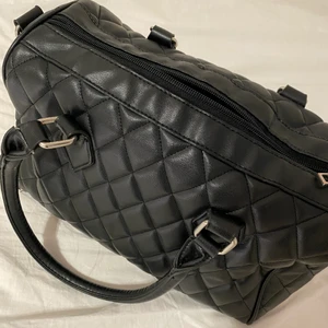 En svart väska - Svart väska med långt band, använt några gånger)) kontakta för fraktkostnader.