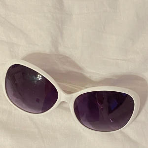 Solglasögon  - Vita solglasögon, köp gärna ))