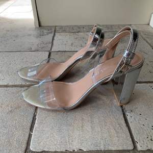Silverfärgade sandaler med klack från New Look. Helt nya (har bara testats). Frakten ingår i priset.
