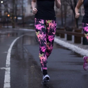 Träningstights från Ginatricot  - Superfina färgglada träningstights från ginatricot! I jättebra skick. Bilder lånade från Google, kan ta egna bilder om så önskas☺️ Storlek S. 50kr eller bud! 